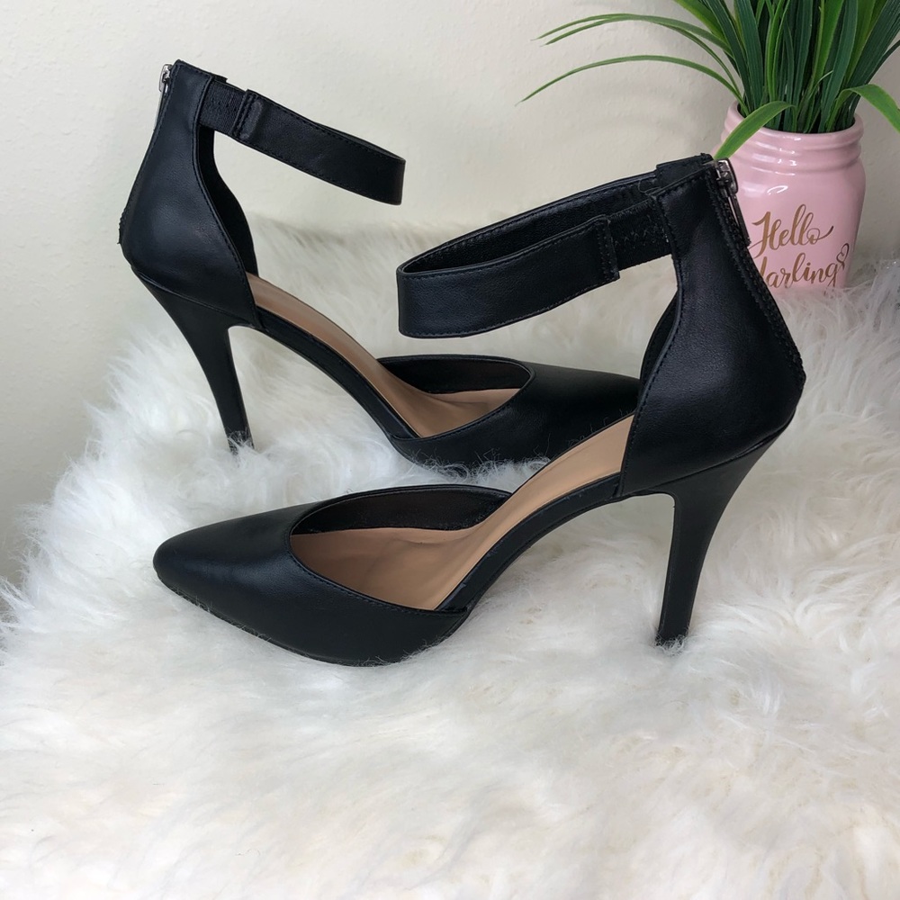 Forever 21 Black pointed toe Heels - Size 10